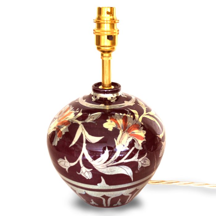 Small lamp with carnation garland. Burgundy ground. Height 16 cm. Unique number 8285.