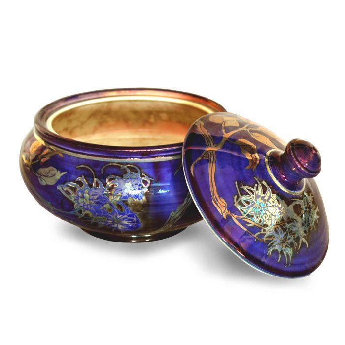 Lidded bowl with old man's beard. Purple-blue ground. Diameter 16 cm. Unique number 8068. - Image 2