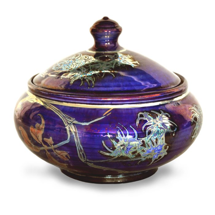 Lidded bowl with old man's beard. Purple-blue ground. Diameter 16 cm. Unique number 8068.