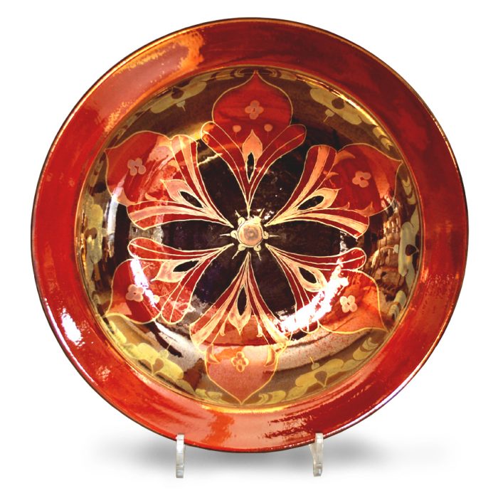 Rimmed plate with tulip tree pattern. Red and dark reflective ground. Diameter 32.5 cm. Unique number 8045.