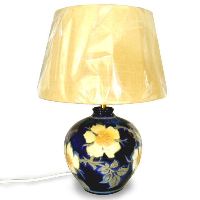 Small lampbase with wild rose design. Dynamic blue ground. Height 17 cm. Unique number 7746. - Image 2