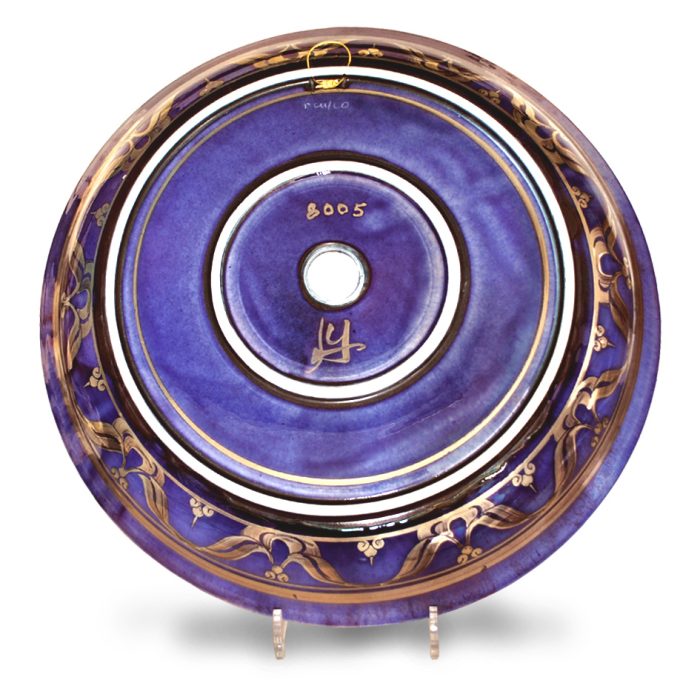 Charger with Islamic design. Purple-blue ground. 44 cm diameter. Unique number 8005. - Image 3