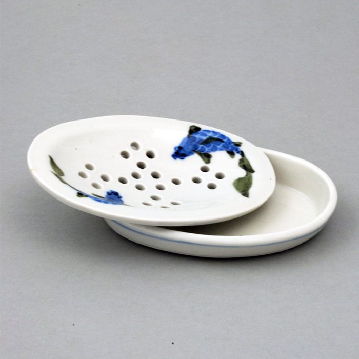 Porcelain soap dish - Fish design. Approx 14cm/5.5 inches long.