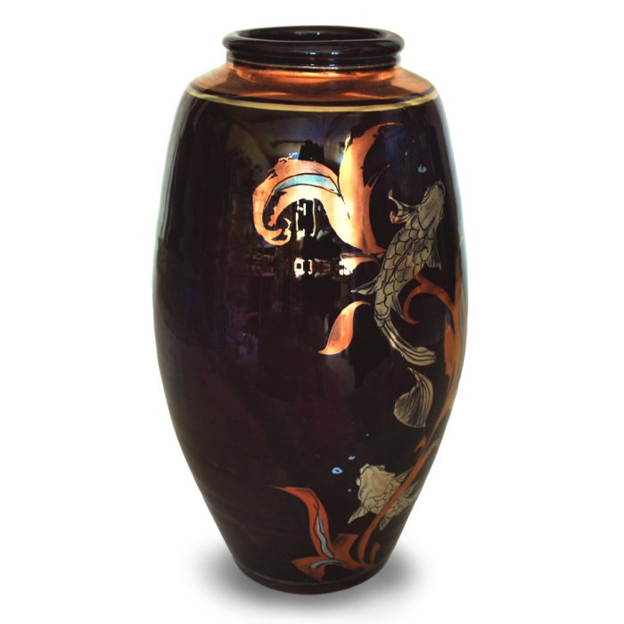 Fish and weed vase. Dynamic burgundy ground. Height 21.7 cm. Unique number 8425. - Image 2