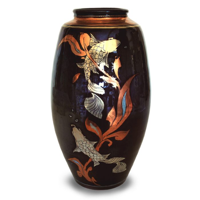Fish and weed vase. Dynamic burgundy ground. Height 21.7 cm. Unique number 8425.