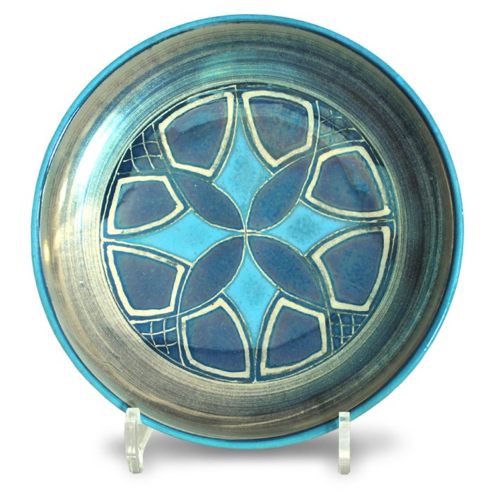 Geometric plate. Turquoise and blue ground. Diameter 22 cm. Unique number 8274.