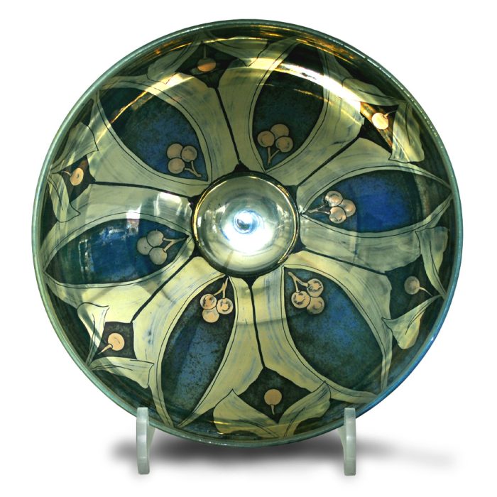 Six fold pattern. Dynamic blue-green ground. Diameter 21 cm. Unique number 9325.