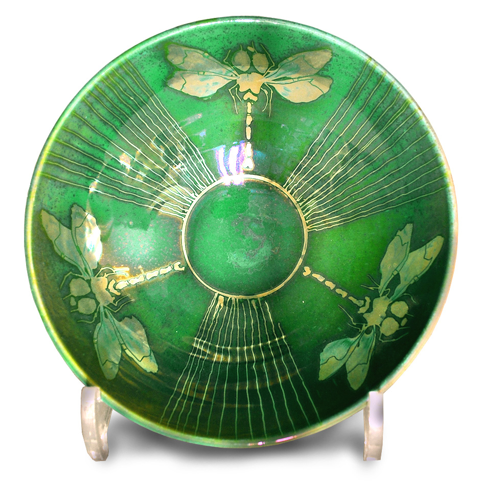 Dragonflies and rays. Dynamic green ground. Diameter 16.5 cm. Unique number 9244.